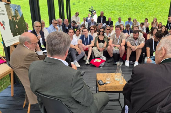 Die mit großem Interesse erwartete Auftaktveranstaltung „15 Jahre Euregio Tirol-Südtirol-Trentino“ bildete den würdigen Auftakt zu den Euregio-Days im Rahmen des European Forum Alpbach. (Foto: Euregio/Armin Gluderer)