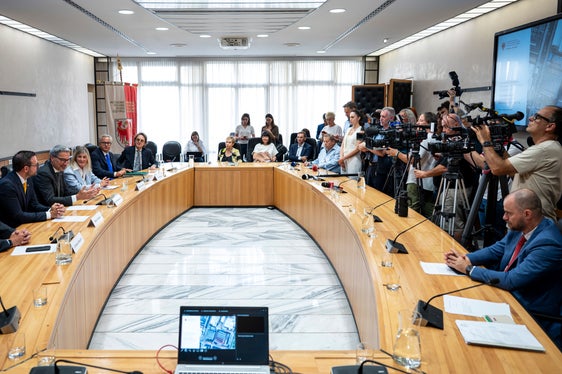 Mit dieser Unterschrift schaffen wir etwas, das alle beteiligten Partner zufriedenstellt, betonte Landeshauptmann Kompatscher. Er erinnerte daran, dass just am 3. September die zeitweilige Konzessionsverlängerung abgelaufen sei. (Foto: LPA/Fabio Brucculeri)