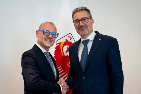 La stretta di mano tra il nuovo sindaco di Bolzano, Claudio Corrarati, e il presidente della Provincia autonoma di Bolzano, Arno Kompatscher. (Foto: USP/Fabio Brucculeri)