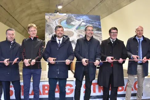 Simone, Marzi, ass. Alfreider, pres. Kompatscher, Ausserdorfer y Costabiei. (Foto: USP/Angelika Schrott)