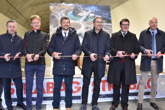 Simone, Marzi, ass. Alfreider, pres. Kompatscher, Ausserdorfer y Costabiei. (Foto: USP/Angelika Schrott)