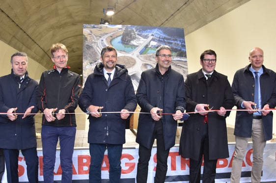 Il taglio del nastro inaugura una nuova era per la Val Badia. Da sx: il responsabile del progetto Simone, il direttore tecnico Marzi, l'assessore Alfreider, il presidente Kompatscher e i sindaci Ausserdorfer e Costabiei. (Foto: ASP/Angelika Schrott)