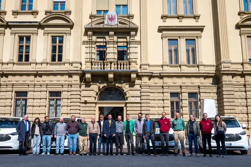 Am 23. März wurden die neun Hybrid-Kleinbusse in Bozen den Jugendzentren übergeben. (Foto: LPA/Fabio Brucculeri)
