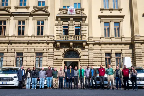 Am 23. März wurden die neun Hybrid-Kleinbusse in Bozen den Jugendzentren übergeben. (Foto: LPA/Fabio Brucculeri)