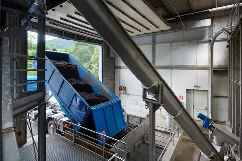 Etwa ein Drittel des Südtiroler Klärschlamms wird derzeit bei der Abwasserreinigungsanlage Tobl in St. Lorenzen (im Bild) behandelt. Langfristig soll der gesamte Südtiroler Klärschlamm in einer zentralen Anlage thermisch verwertet werden. (Foto: ARA Pustertal AG)