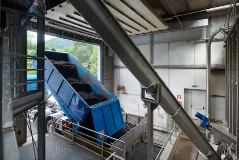 Circa un terzo dei fanghi di depurazione dell'Alto Adige viene attualmente trattato nell'impianto di depurazione di Tobl a San Lorenzo (nella foto). A lungo termine, tutti i fanghi di depurazione dell'Alto Adige verranno sfruttati termicamente in un impianto centrale. (Foto: ARA Pustertal AG)