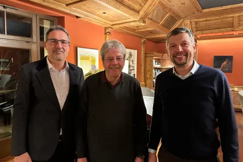 Scambio informale su Alto Adige, Italia ed Europa a Dobbiaco: da sinistra il presidente della Provincia Arno Kompatscher, il commissario europeo Paolo Gentiloni e il vicepresidente Daniel Alfreider (Foto: ASP)