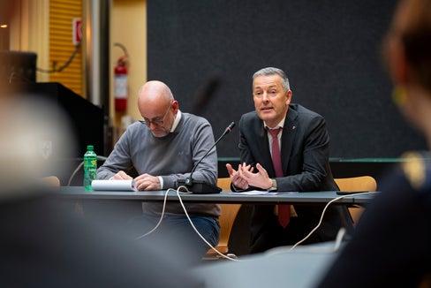 L'assessore provinciale Peter Brunner (a destra) e il direttore dell'Agenzia provinciale per l'ambiente e la tutela del clima Flavio Ruffini (a sinistra) durante lo scambio di informazioni con Terna e i sindaci della Valle Isarco: “Si tratta di informare sui progressi del progetto di alta tensione e sull'ulteriore procedura”, ha affermato Brunner. (Foto: USP/Fabio Brucculeri)