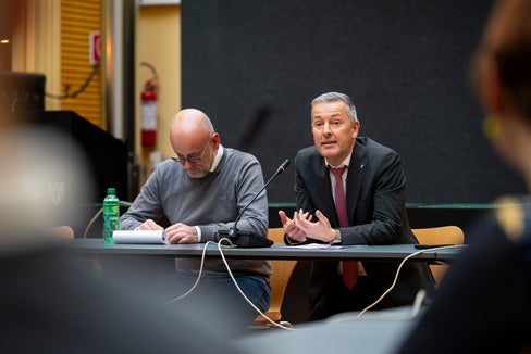 Landesrat Peter Brunner (re.) und Agenturdirektor Flavio Ruffini (l.) beim Informationsaustausch mit Terna und den Bürgermeistern: Es geht darum, über die Fortschritte des Hochspannungsprojekts und die weitere Vorgehensweise zu informieren, so Brunner. (Foto: LPA/Fabio Brucculeri)