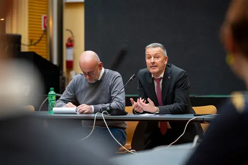 L'assessore provinciale Peter Brunner (a destra) e il direttore dell'Agenzia provinciale per l'ambiente e la tutela del clima Flavio Ruffini (a sinistra) durante lo scambio di informazioni con Terna e i sindaci della Valle Isarco: “Si tratta di informare sui progressi del progetto di alta tensione e sull'ulteriore procedura”, ha affermato Brunner. (Foto: USP/Fabio Brucculeri)