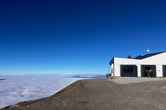Sicher und nachhaltig: Zwei Holzpelletkessel sorgen für Wärme, während der neue Raum für die Bergrettung bei geschlossener Hütte als Notbiwak dient. (Foto: LPA/Plosehütte/Claudia Fea)