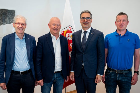 Da sinistra il direttore dell'Unione provinciale dei corpi dei vigili del fuoco volontari dell'Alto Adige Christoph Oberhollenzer, il presidente Martin Künig, il presidente della Provincia Arno Kompatscher e il vicepresidente dell'Unione Peter Hellweger. (Foto: USP/Fabio Brucculeri)