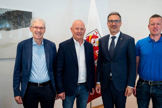 Da sinistra il direttore dell'Unione provinciale dei corpi dei vigili del fuoco volontari dell'Alto Adige Christoph Oberhollenzer, il presidente Martin Künig, il presidente della Provincia Arno Kompatscher e il vicepresidente dell'Unione Peter Hellweger. (Foto: USP/Fabio Brucculeri)