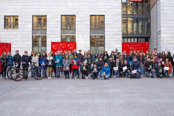 8000 Schülerinnen und Schüler haben sich am neu belebten Ratespiel Kennst du deine Heimat? beteiligt. Über 60 davon davon nahmen im Landhaus in Bozen bei einer Abschlussfeier ihre Preise entgegen. (Foto: LPA/Fabio Brucculeri)