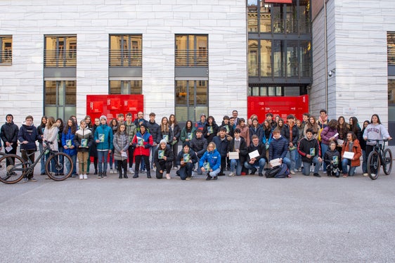 8000 Schülerinnen und Schüler haben sich am neu belebten Ratespiel Kennst du deine Heimat? beteiligt. Über 60 davon davon nahmen im Landhaus in Bozen bei einer Abschlussfeier ihre Preise entgegen. (Foto: LPA/Fabio Brucculeri)