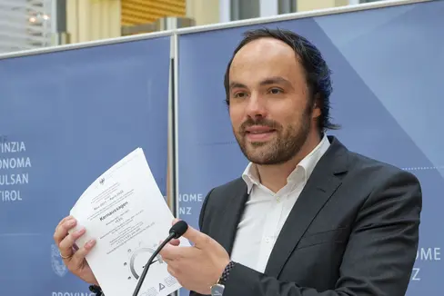 Zu den Bereichen Arbeit und Wirtschaft informiert Landesrat Achammer (im Archivbild) gemeinsam mit Ressortdirektor Gatterer die Vertreterinnen und Vertreter der Medien am 26. Jänner in Bozen. (Foto: LPA/Fabio Brucculeri)