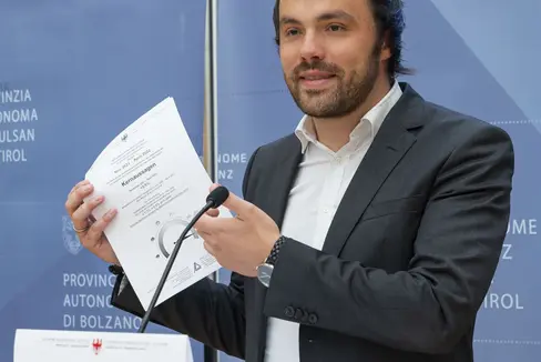 Zu den Bereichen Arbeit und Wirtschaft informiert Landesrat Achammer (im Archivbild) gemeinsam mit Ressortdirektor Gatterer die Vertreterinnen und Vertreter der Medien am 26. Jänner in Bozen. (Foto: LPA/Fabio Brucculeri)