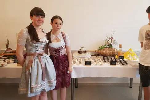 Das Tisner Siegerteam mit seinen Kastanien-Köstlichkeiten: (von links) Natalie Prantl, Johanna Gamper und Jakob Eisenstecken (Foto: LPA/Fachschule für Hauswirtschaft und Ernährung Tisens)