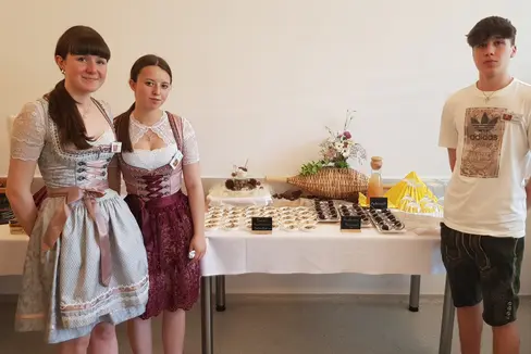 Das Tisner Siegerteam mit seinen Kastanien-Köstlichkeiten: (von links) Natalie Prantl, Johanna Gamper und Jakob Eisenstecken (Foto: LPA/Fachschule für Hauswirtschaft und Ernährung Tisens)