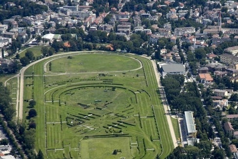 Die Vereinbarung zwischen dem Land und der Gemeinde Meran zielt darauf ab, den Pferderennplatz von Meran zu einem Referenzzentrum für den Pferdesport zu machen. (Foto: Pferderennplatz Meran)