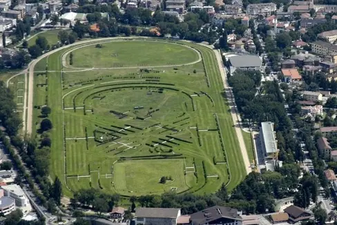 Die Vereinbarung zwischen dem Land und der Gemeinde Meran zielt darauf ab, den Pferderennplatz von Meran zu einem Referenzzentrum für den Pferdesport zu machen. (Foto: Pferderennplatz Meran)