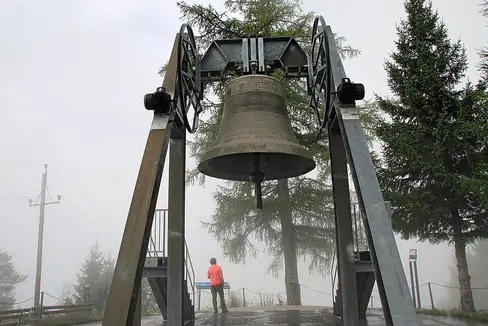 La Campana della Pace dell'Arco Alpino è stata installata a Mösern 25 anni fa (Foto: Vid Pogacnik/CC BY-SA 4.0/Wikimedia)