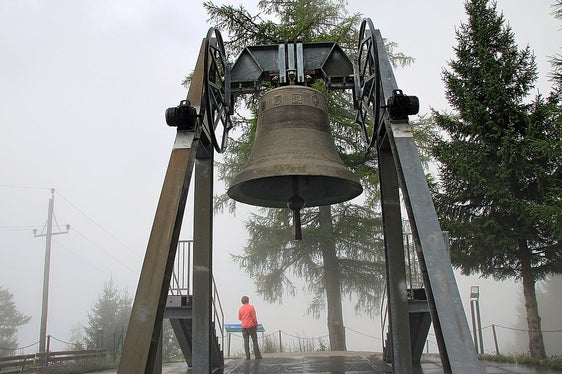 La Campana della Pace dell'Arco Alpino è stata installata a Mösern 25 anni fa (Foto: Vid Pogacnik/CC BY-SA 4.0/Wikimedia)