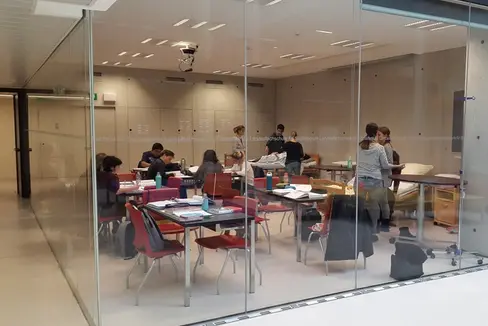 Schülerinnen und Schüler, die an Fach- oder Berufsschulen eine Sozialberufsausbildung durchlaufen, können mit einer höheren Entgeltung der Praktika rechnen. Im Bild die Landesfachschule für Sozialberufe Hannah Arendt in Bozen (Foto: LPA/LFS Hannah Arendt)