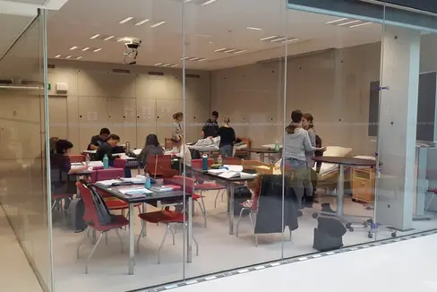 La Giunta provinciale ha deciso oggi (27 febbraio) di aumentare il cosiddetto “Taschengeld” per i tirocini degli studenti che seguono una formazione socio-sanitaria nelle scuole professionali (Foto: ASP/Scuola professionale Hannah Arendt)