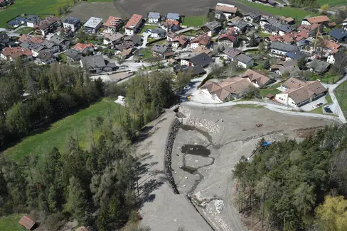 Neues Auffangbecken bei Trens (im Bild): Das Landesamt für Wildbachverbauung Nord nimmt die Arbeiten zum höheren Hochwasserschutz nun wieder auf. (Foto: LPA/Amt für Wildbach- und Lawinenverbauung Nord)