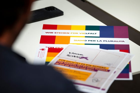 Auch heuer werden in den Eingangsbereichen der Landhäuser Plakate mit den Regenbogenfarben angebracht, um auf den Pride Month und seine Werte aufmerksam zu machen sowie die LGBTQIA+Gemeinschaft zu unterstützen. Zudem wird im Pressesaal des Palais Widmann die Regenbogenfahne aufgestellt, es werden Plakate verteilt und die Regenbogenfahne wird in das Corporate Design des Landes aufgenommen. (Foto: LPA/Fabio Brucculeri)