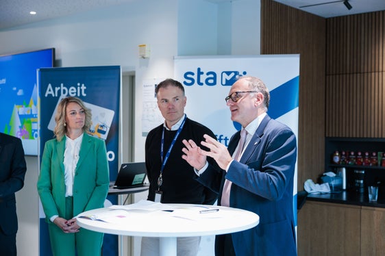 “L'abbonamento Fix365 offre un modo semplice e fiscalmente vantaggioso per sostenere i dipendenti nel passaggio al trasporto pubblico”, ha spiegato Sandro Pellegrini, presidente di Südtiroler Wirtschaftsring-Economia Alto Adige, a destra nella foto. (Foto: USP/STA/Ivan Brentegani)