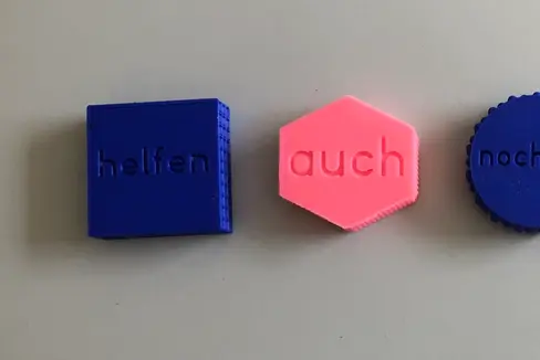 Taktile Fokuswörter für die Unterstützte Kommunikation. (Foto: LPA/Deutsche Bildungsdirektion)