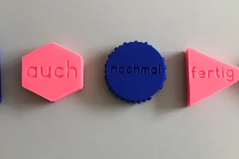 Taktile Fokuswörter für die Unterstützte Kommunikation. (Foto: LPA/Deutsche Bildungsdirektion)