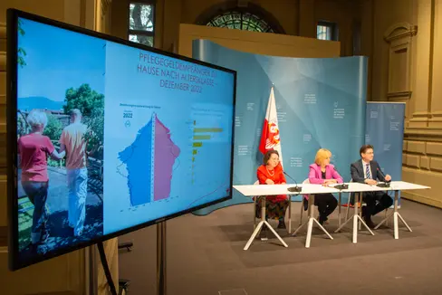 Rund drei Prozent der Bevölkerung, also 15.611 Südtirolerinnen und Südtiroler, gelten als pflegebedürftig. 75 Prozent davon (11.592 Menschen) werden zu Hause gepflegt, ein Viertel in Seniorenwohnheimen. (Foto: LPA/Fabio Bruccuelri)