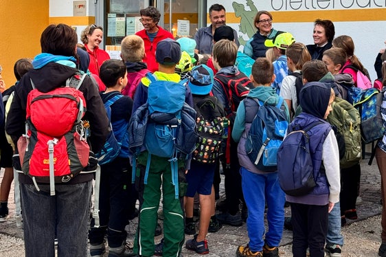 Tag der Geodiversität im GEOPARC Bletterbach (von links): Direktorin Hannah Pomella, die Geologen Corrado Morelli und Volkmar Mair, Elisabeth Berger und Marcella Morandini begrüßen die Klassen der Grundschulen Aldein und Radein (Foto: Geoparc Bletterbach/Monika Franzelin).