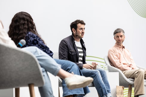 Giovanni Mori auf der Bühne mit Majda Brecelj, Daze Aghaji und David Hofmann (Foto: LPA/Luca Guadagnini)