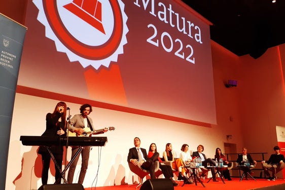 Un momento della serata-evento dedicata alle eccellenze della scuola altoatesina premiate oggi (29 dicembre) presso il Meeting & Event Center del Four Points Sheraton di Bolzano. Nella foto (primo da sinistra) il presidente Kompatscher. (Foto: ASP/Guido Steinegger)