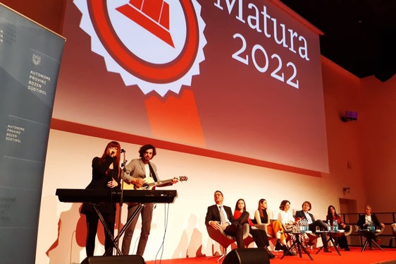 Un momento della serata-evento dedicata alle eccellenze della scuola altoatesina premiate oggi (29 dicembre) presso il Meeting & Event Center del Four Points Sheraton di Bolzano. Nella foto (primo da sinistra) il presidente Kompatscher. (Foto: ASP/Guido Steinegger)