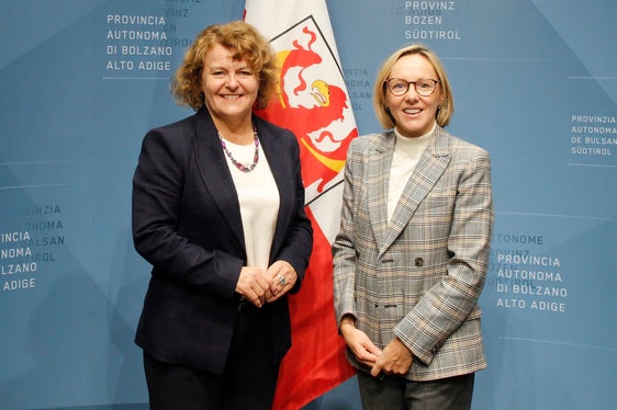 Die Landesrätinnen Rosmarie Pamer und Magdalena Amhof sind überzeugt, dass mithilfe der Instrumente der Mitplanung und Mitgestaltung neue, innovative Projekte vor allem im Sozialbereich umgesetzt werden können. Eine Fortbildung, organisiert vom Ressort für Sozialen Zusammenhalt und dem ESF-Amt, informiert dazu. (Foto: LPA/Hannes Wisthaler)