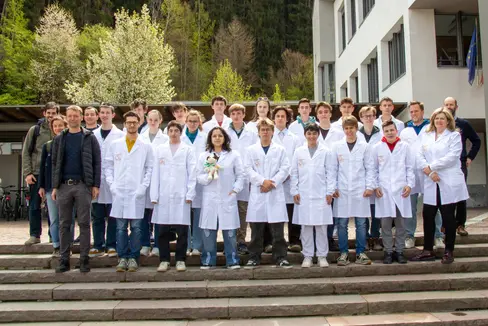 Die Teilnehmerinnen und Teilnehmer des Landeswettbewerbs der Chiemieolympiade mit ihren Kursleitern und Landeskoordinatorin Roswitha Maurer (rechts im Bild). (Foto: LPA/Andreas Gasteiger)