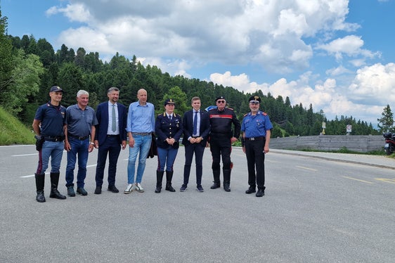 Landesrat Alfreider (3.v.l.), Bürgermeister Costabiei (4.v.l.) und Landesmobilitätsplaner Andergassen (5.v.l.) mit den Vertretern der Ordnungskräfte und Gemeinde beim Lokalaugenschein am Würzjoch. (Foto: LPA/Angelika Schrott)