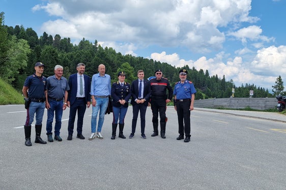 Landesrat Alfreider (3.v.l.), Bürgermeister Costabiei (4.v.l.) und Landesmobilitätsplaner Andergassen (5.v.l.) mit den Vertretern der Ordnungskräfte und Gemeinde beim Lokalaugenschein am Würzjoch. (Foto: LPA/Angelika Schrott)