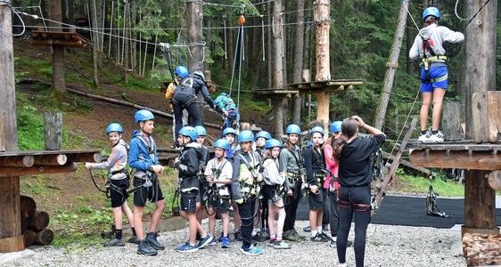 Nach Tirol im Vorjahr (im Bild mit Klettern im Hochseilgarten) ist heuer Südtirol mit der Sportoberschule in Mals Gastgeber des EuregioSportCamp für sportbegeisterte Jugendliche. (Foto: Land Tirol/Hörmann)