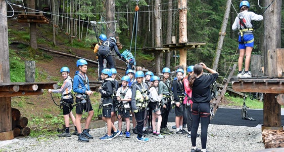 Dopo il Tirolo l’anno scorso (nella foto l’arrampicata nel parco sospeso), in occasione dell’EuregioSportCamp quest’anno sarà l’Alto Adige ad ospitare alla Scuola superiore Sport Invernali di Malles sessanta giovani entusiasti dello sport (Foto: Land Tirolo/Hörmann)