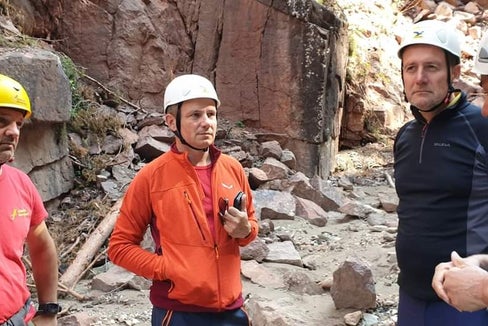 Landesrat Bessone bei einem Besuch im Geoparc Bletterbach mit dem Präsidenten Peter Daldos (2. v. l.) und Direktor Christian Weber (Foto: LPA/Anna Pittarelli)