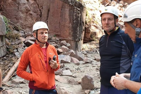 Landesrat Bessone bei einem Besuch im Geoparc Bletterbach mit dem Präsidenten Peter Daldos (2. v. l.) und Direktor Christian Weber (Foto: LPA/Anna Pittarelli)