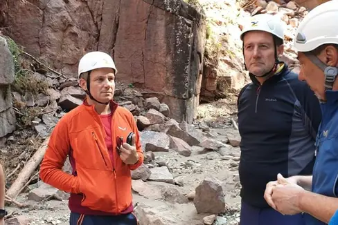 L'assessore Massimo Bessone (2 da dx) insieme al presidente del Geoparc Peter Daldos (2 da sx) e al direttore Christian Weber ( 1 a sx) nella gola del Bletterbach (Foto: ASP/Anna Pitarelli)