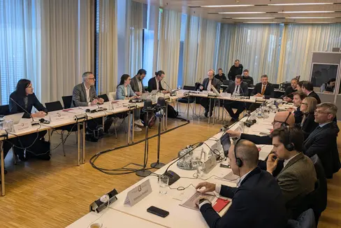 Die Bahn im Fokus: Die Vertreterinnen und Vertreter der Aktionsgemeinschaft Brennerbahn bei der Präsidentenkonferenz im Landhaus 2 in Innsbruck (Foto: LPA/Ingo Dejaco)