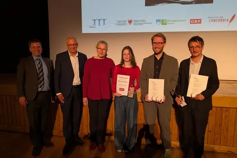 I premi in memoria del giornalista di Sesto Pusteria Claus Gatterer sono stati consegnati il 3 giugno. Nella foto (da sinistra a destra) Thomas Summerer (sindaco di Sesto), Hermann Rogger (co-iniziatore del premio CLAUS per studenti), Teresa Indjein (rappresentante della giuria del premio per studenti), la vincitrice del premio per studenti Maria Erhard e i due vincitori del premio Gatterer 2026 Jürgen Klatzer e Matthias Winterer. (Foto: Presseclub Concordia/Florian Stauder)